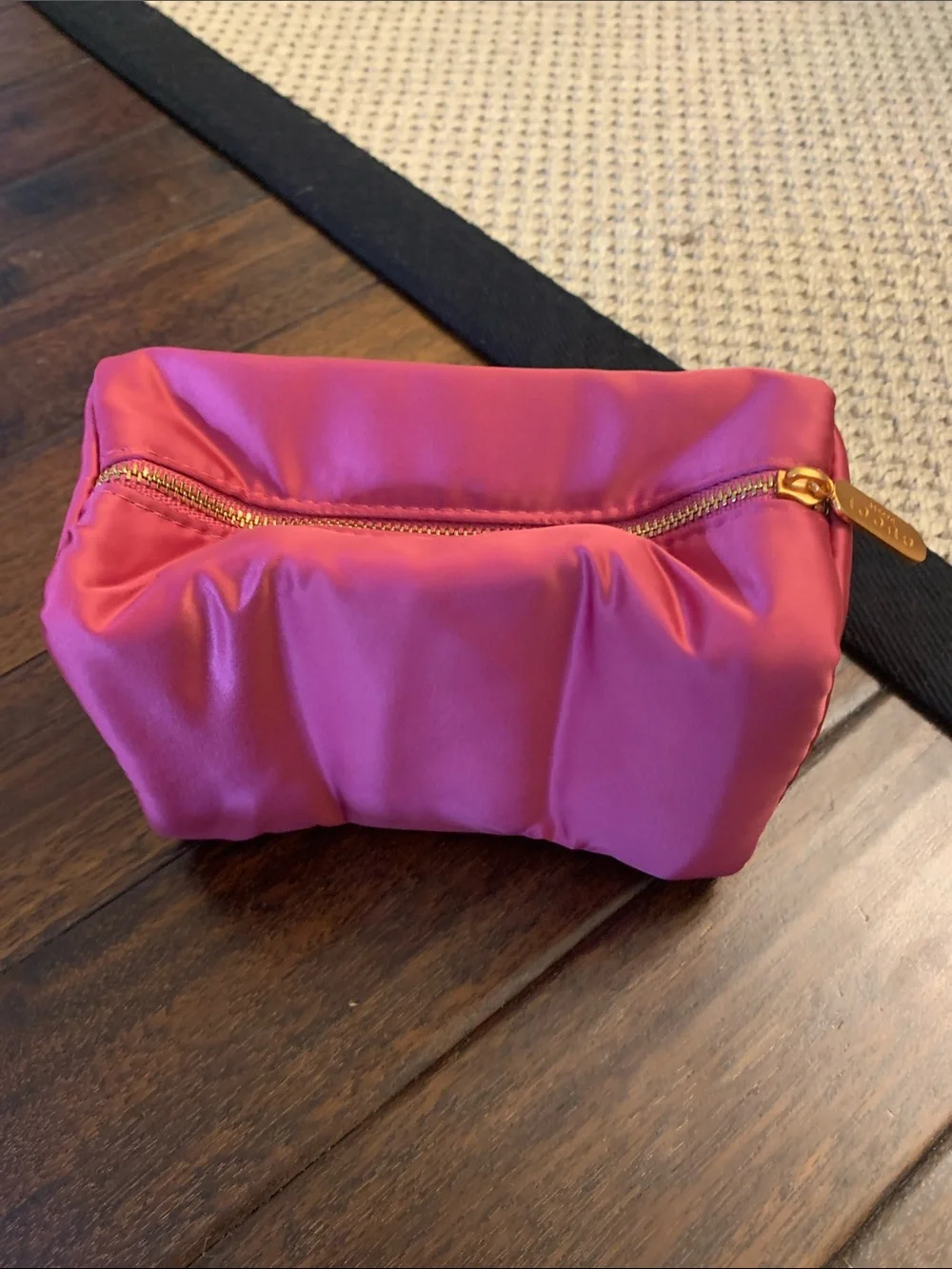Gucci Beauty Pink Satin Beauty Cosmetic Pouch New NEVER USED